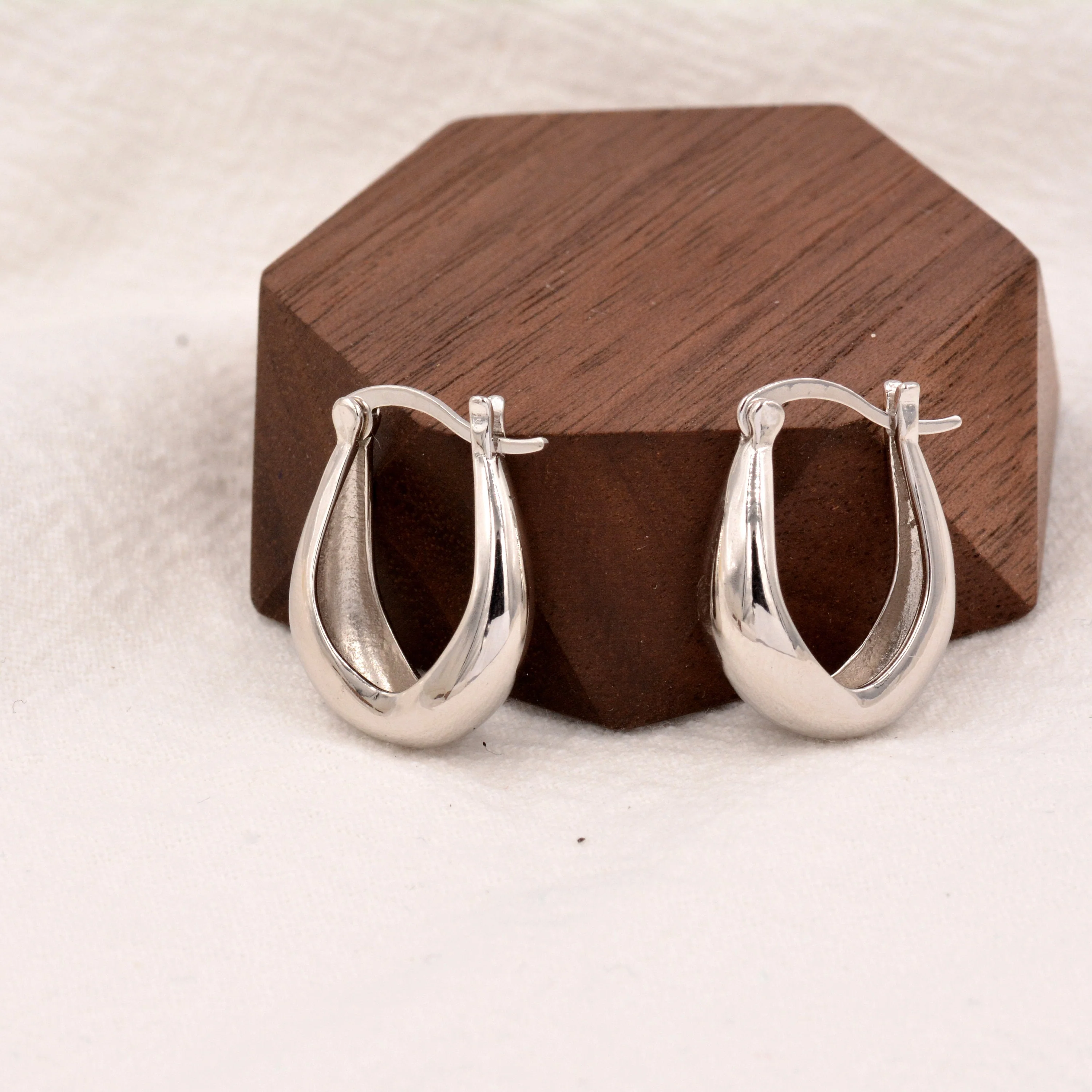 Chunky Oval Hoop Earrings in Sterling Silver, 20mm Hoops, Silver or Gold, Dangle Drop Earrings, Light Weight - Image 3