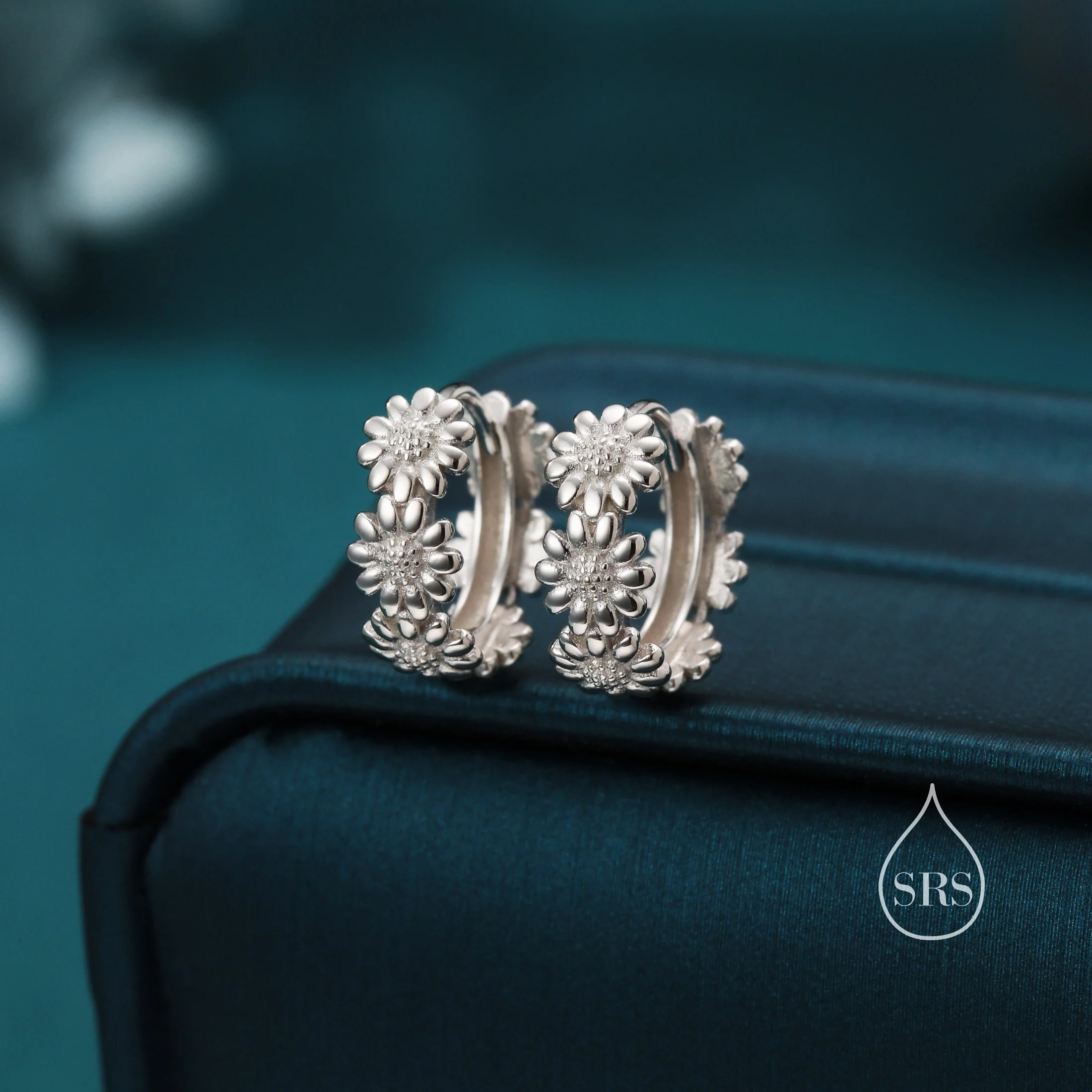 Daisy Flower Chain Huggie Hoop in Sterling Silver, Delicate Flower hoop Earrings, Floral Earrings, 10mm Inner Diameter - Image 2
