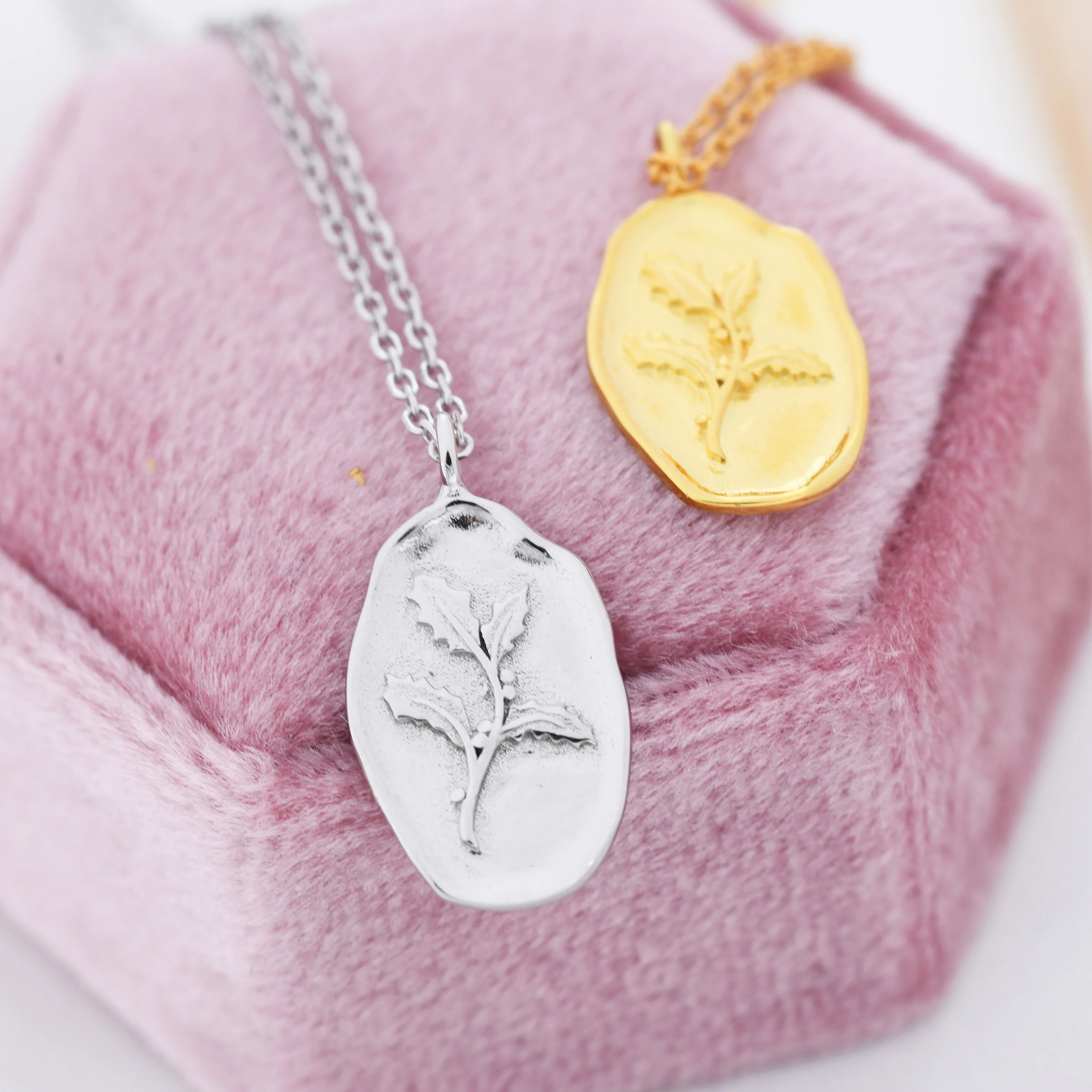 Holly Flower Oval Pendant Necklace in Sterling Silver, Silver or Gold, December Birth Flower, Nature Inspired Daisy Flower Disk Necklace