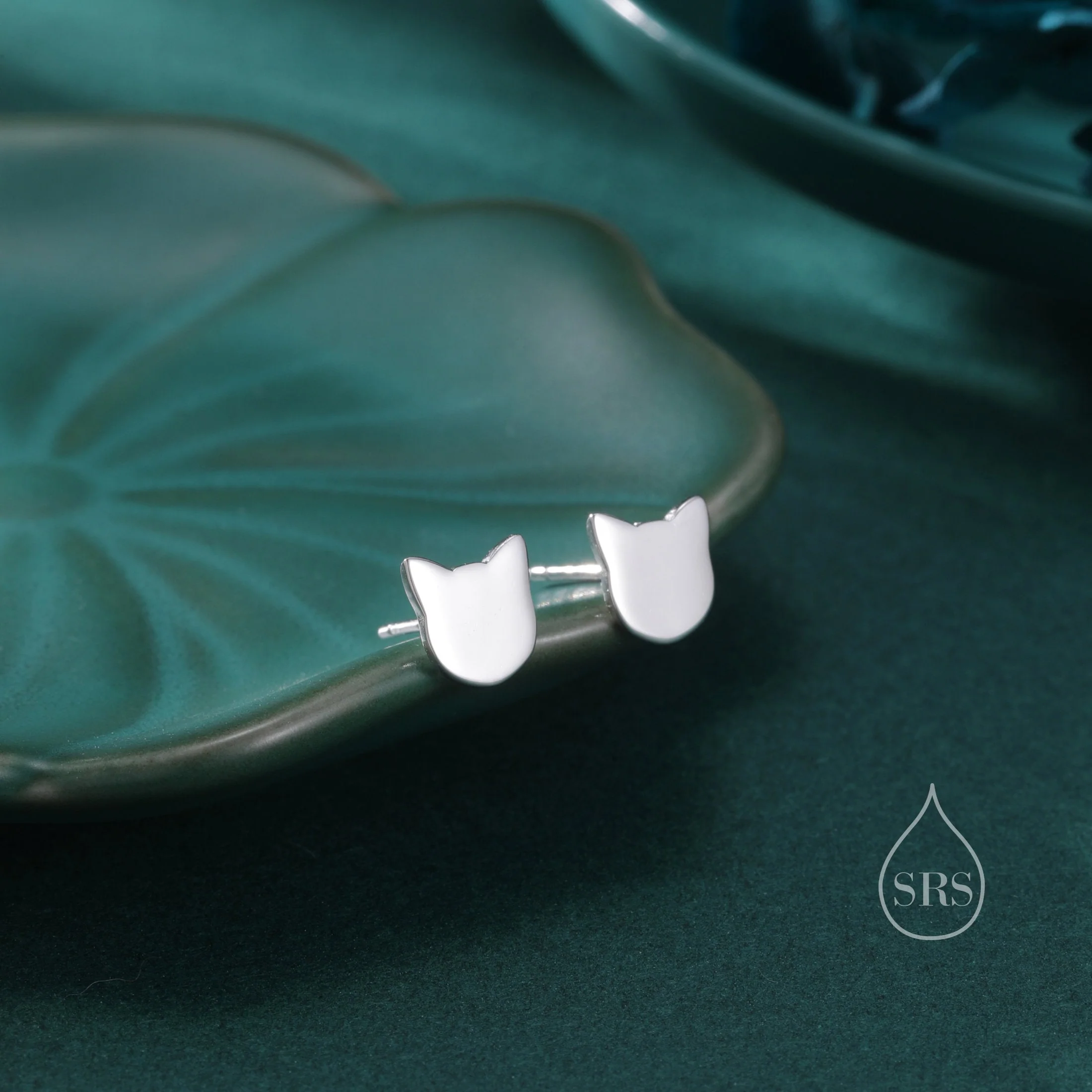 Minimalist Cat Face Stud Earrings in Sterling Silver, Silver or Gold or Rose Gold, Minimal Cat Earrings