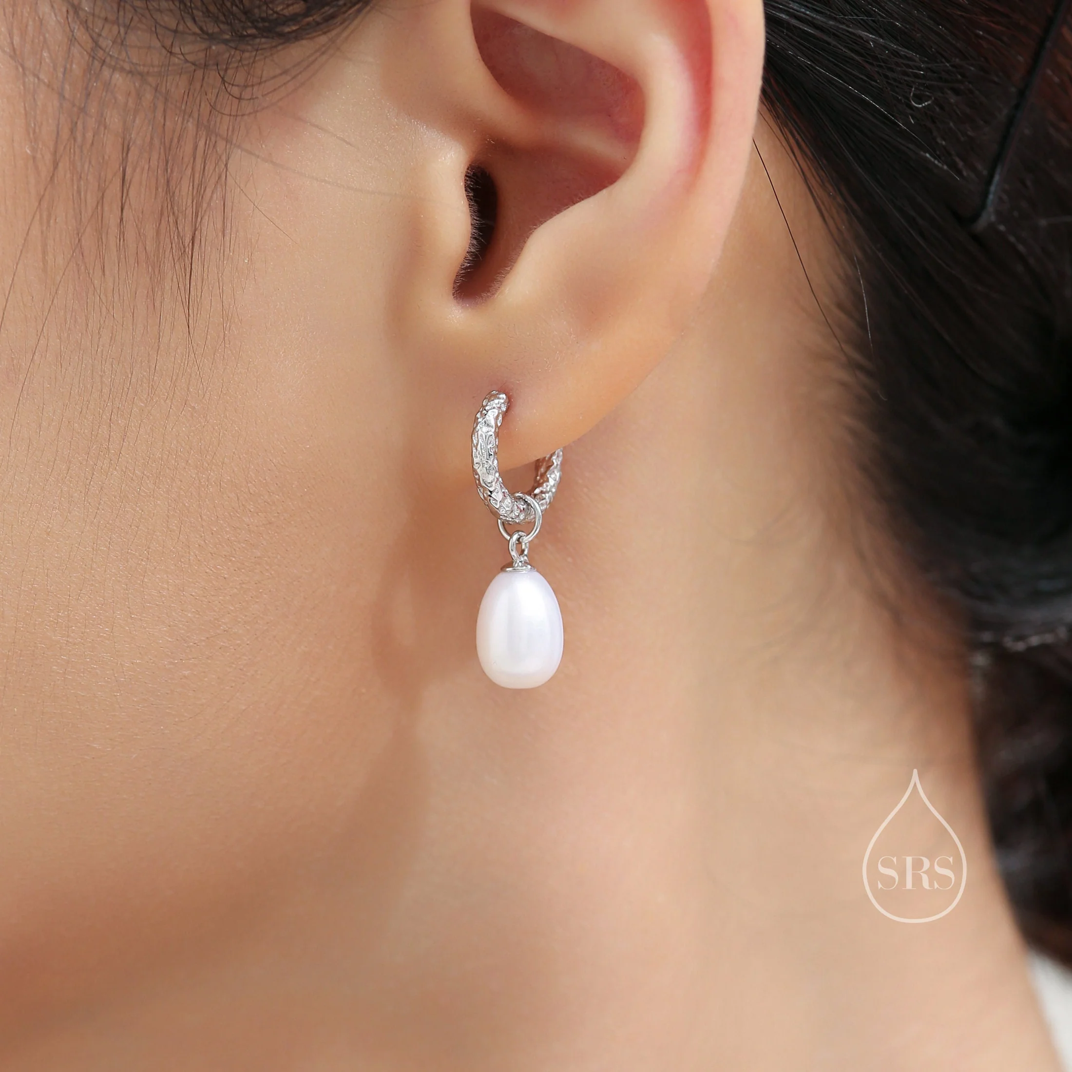 Oval Pearl Hammered Hoop Earrings in Sterling Silver, Detachable Pearl Hoop Earrings, Pearl Huggie Hoops, Keshi Pearls - Image 2